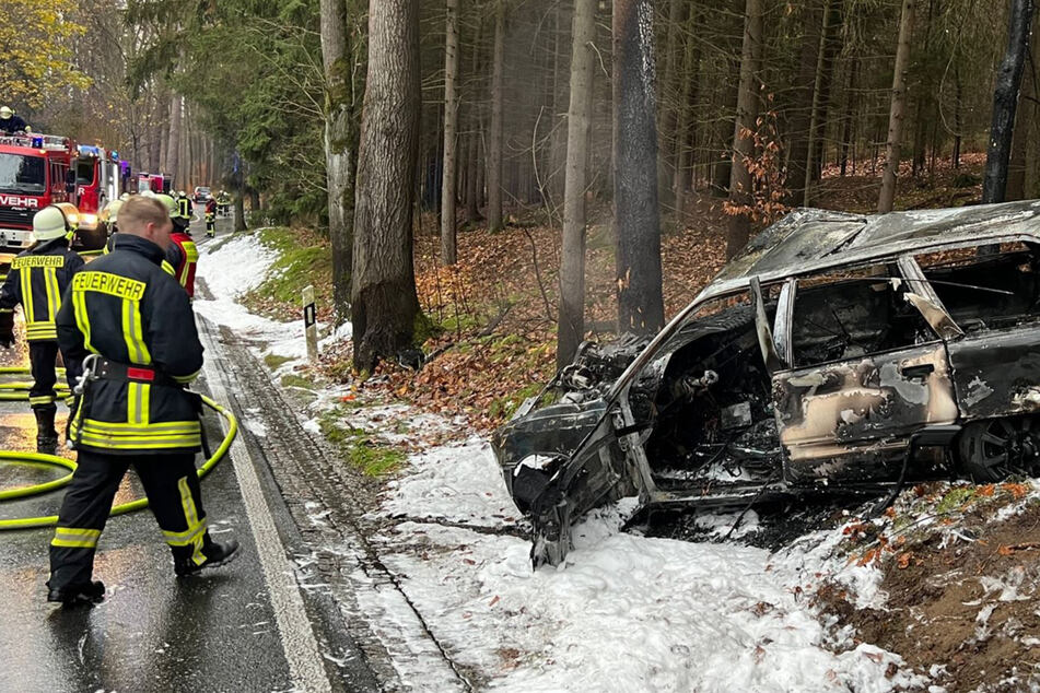 Mann rast in Sächsischer Schweiz gegen Baum: Auto geht in Flammen auf