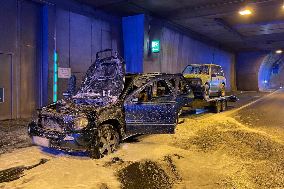 Die Feuerwehr konnte den Mercedes nicht mehr retten. Das Auto brannte im Rennsteigtunnel komplett aus.