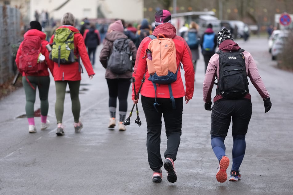 Die Wanderer waren teils dick eingepackt, die die Temperaturen kaum 5 Grad erreichten.