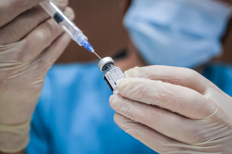 Der Impfstoff von Biontech und Pfizer verhindert einer Analyse britischer Daten zufolge auch Ansteckungen mit dem Coronavirus.