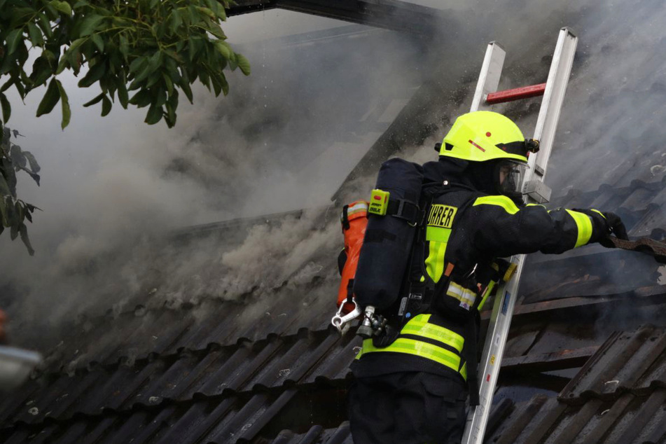 Das Feuer brach am Sonntagnachmittag im alten Ortskern der Gemeinde Altenstadt in der Wetterau aus.
