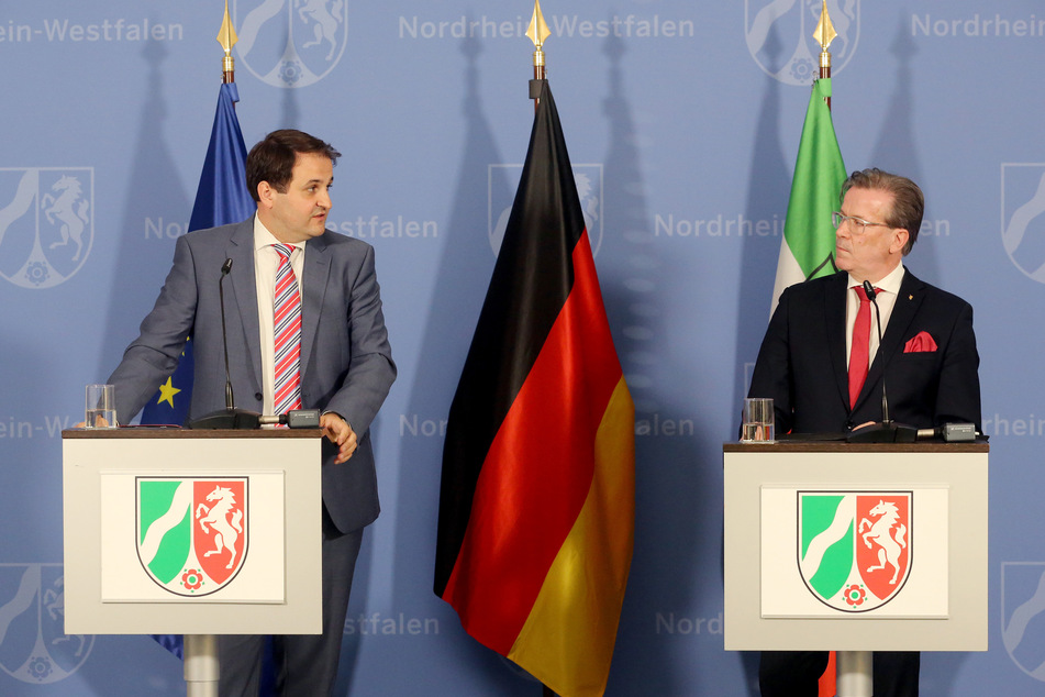 Der Chef der Staatskanzlei, Staatssekrtär Nathanael Liminski (l) und Christoph Kuckelkorn, Präsident des Festkomitees Kölner Karneval, beantworten nach dem Treffen zum Austausch über die Möglichkeiten von Karnevalsfeiern Fragen der Journalisten.