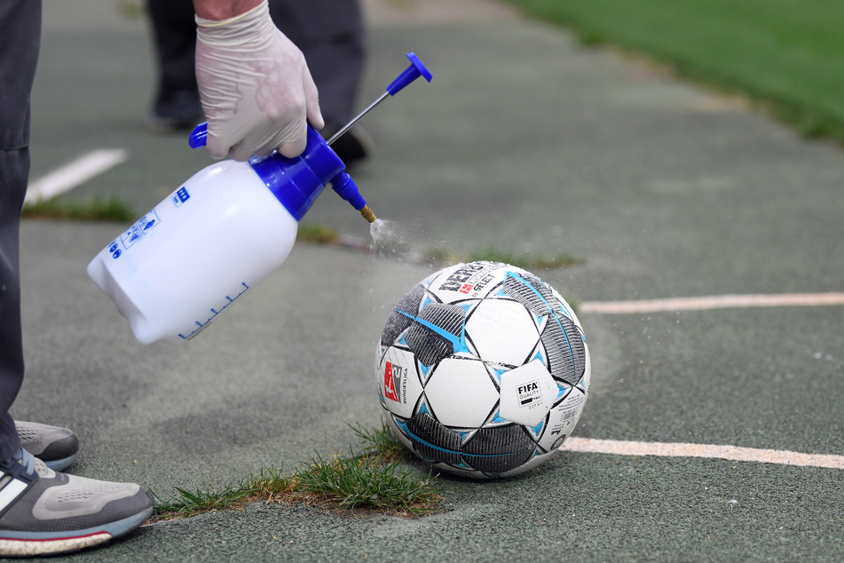 Bilder, die es nur während Coronazeiten gibt. Ein Mitarbeiter desinfiziert den Ball