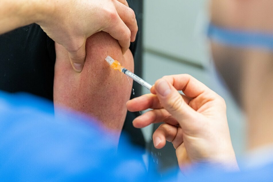 Der mit dem Coronavirus infizierte Mitarbeiter soll noch keine Impfungen vorgenommen haben.