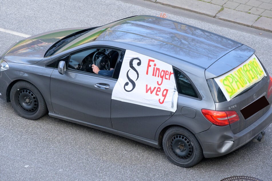 "Spahnferkel" und "Finger weg" schimpft dieser Demonstrant.