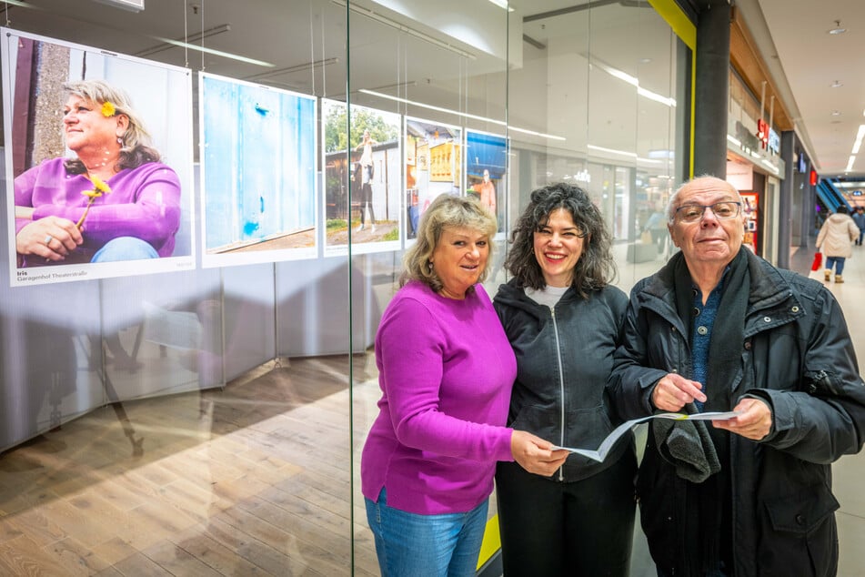 Maria Sturm (M.) steht mit Iris Schürer (62) und Dietmar Hermsdorf (73) in der Galerie Roter Turm.