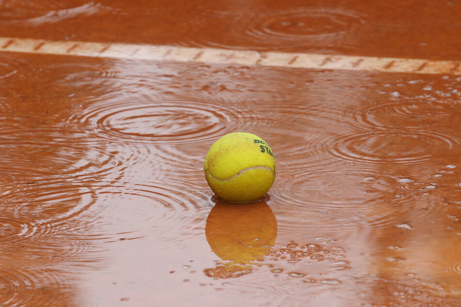Unbekannte haben im schwäbischen Neresheim eine Tennisanlage unter Wasser gesetzt. (Sy,bolbild)