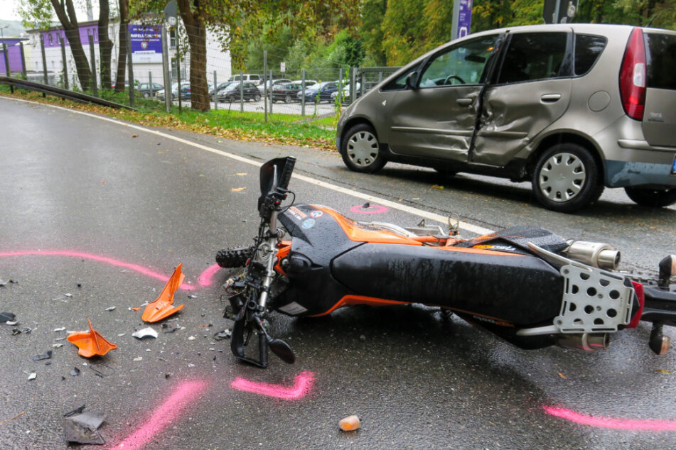Mitsubishi-Fahrer übersieht Motorrad, Biker im Krankenhaus