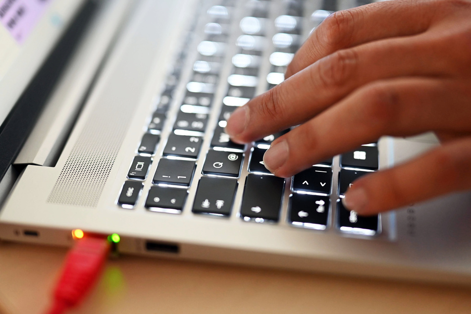 Viren und Trojaner: Betrüger hacken Laptop und beklauen Rentnerin