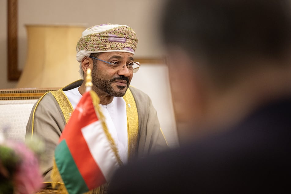 Omans Außenminister Badr al-Busaidi (65) rechnet mit "schmerzhaften Zugeständnissen" der Konfliktparteien im Iran-Krieg.
