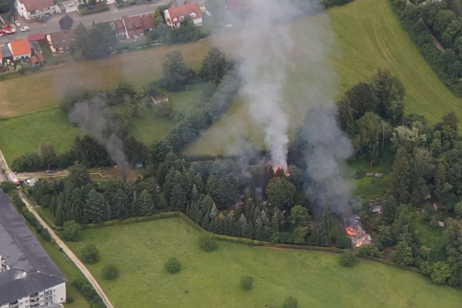 An mehreren Stellen bei dem an einem Waldstück angrenzenden Anwesen sind Feuer gemeldet worden.