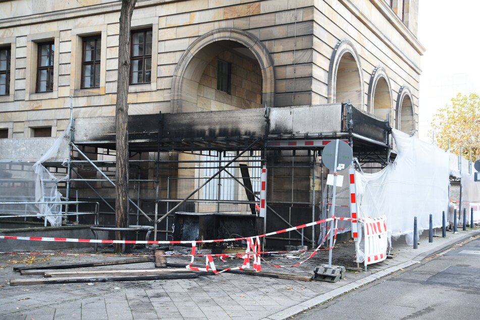 Die Baustelle wurde ein Raub der Flammen, auch die Fassade des Rathauses wurde in Mitleidenschaft gezogen.