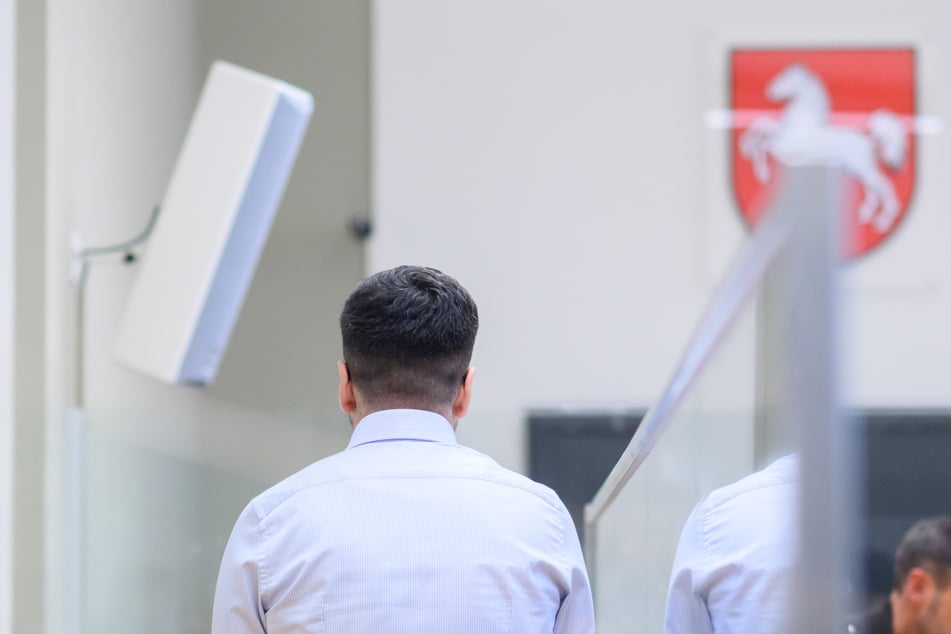 Der 40-jährige Staatsanwalt aus Hannover hat international-agierenden Drogenhändlern geholfen.