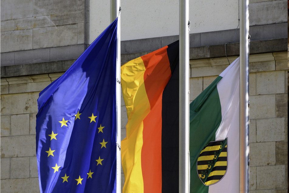 Die Flaggen von Europa (l-r), Deutschland und Sachsen werden am Donnerstag auf halbmast im Regierungsviertel in Dresden hängen.