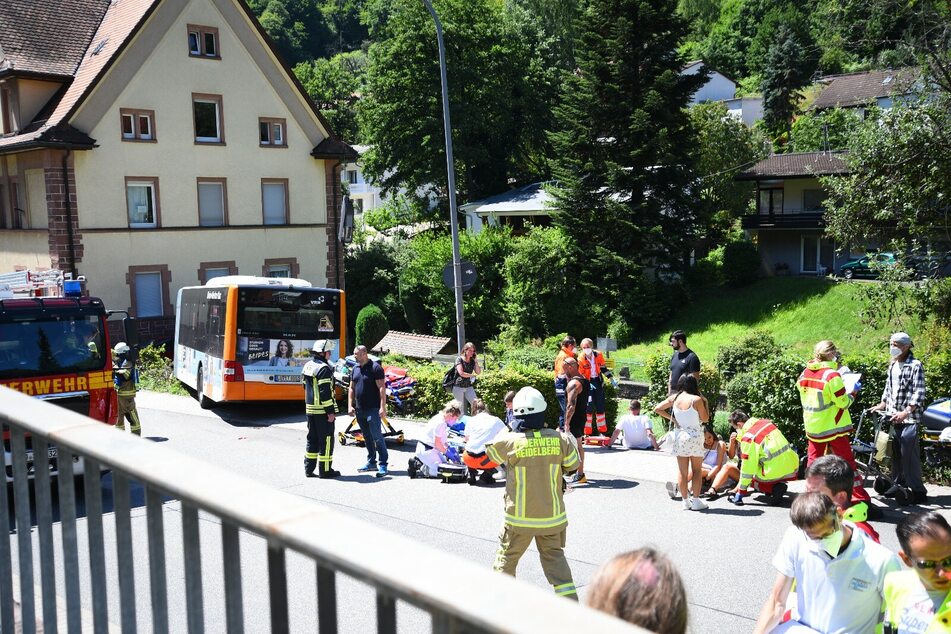 Unfall-Drama mit 18 Verletzten: Führerloser Linienbus kracht in Hauswand