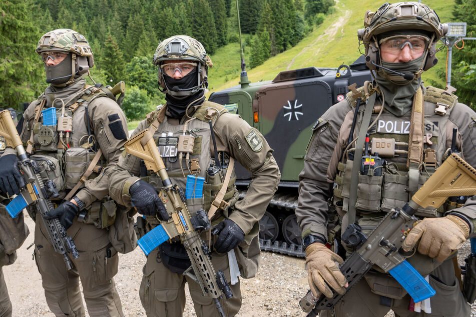 Polizisten des bayerischen SEK bei der Anti-Terror-Übung "Alpentex", bei der ein Angriff auf die kritische Infrastruktur simuliert werden soll.