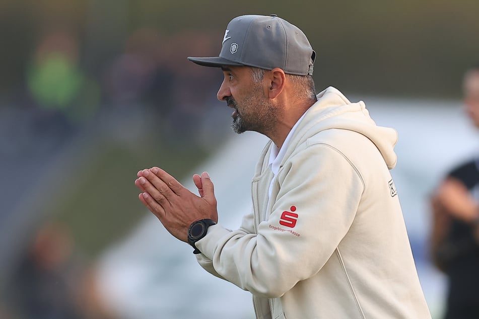 FCE-Trainer Khvicha Shubitidze (52) hat einen hohen Anspruch an seine Mannschaft: Nur wie geht diese mit dem Druck von innen und außen um?