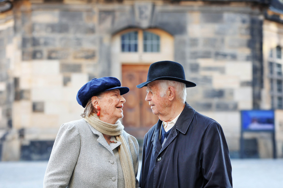 Der ehemalige Ministerpräsident von Sachsen Kurt Biedenkopf (90) mit seiner Frau Ingrid (89) vor der Frauenkirche.
