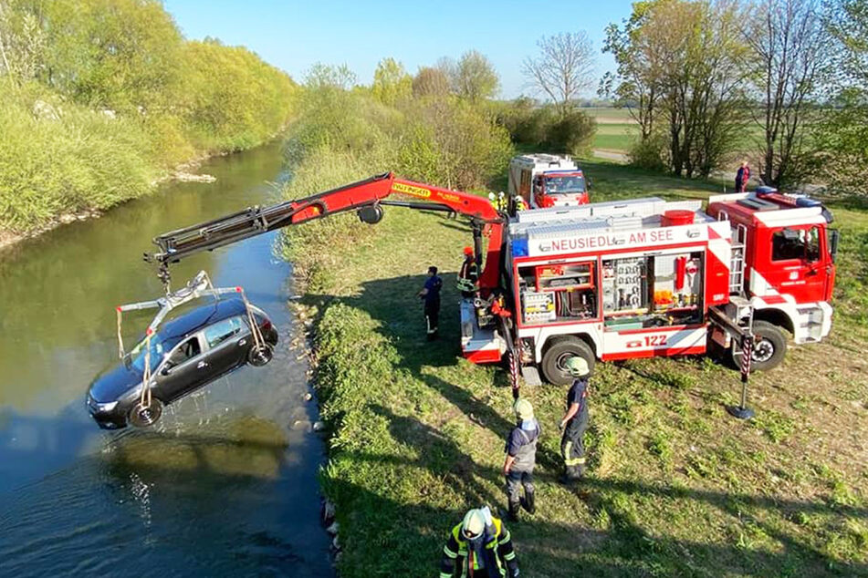 Mittels Kran-Wagen wurde der Dacia aus dem Fluss gehoben.