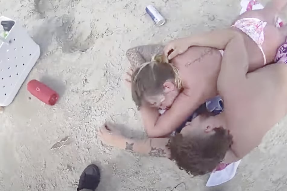 Polizei entdeckt Paar ohnmächtig am Strand - doch es wird noch sehr viel schlimmer!