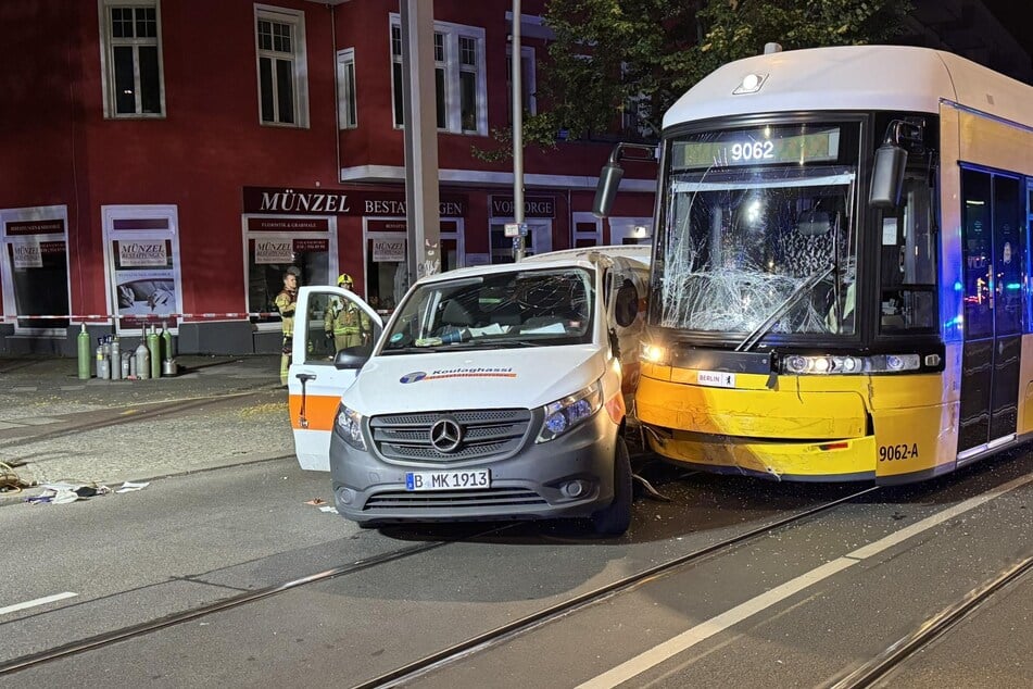 Der Mann wurde durch den Unfall im Kleintransporter eingeklemmt.