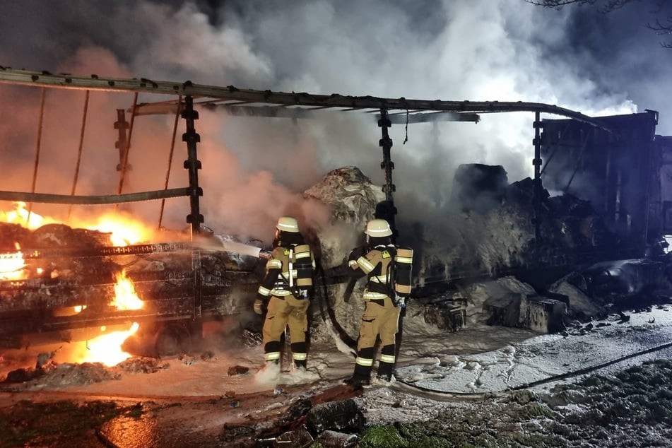 Schwarze Rauchwolke über der A46: Lkw geht in Flammen auf