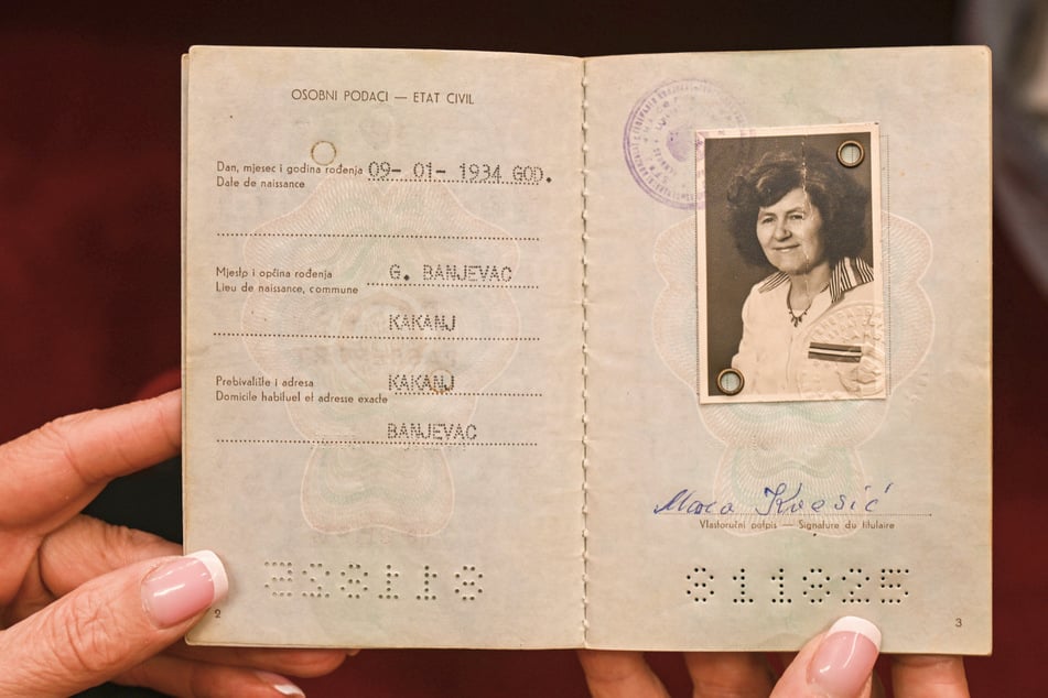 Den Pass ihrer Mutter hat Zora Schwarz bis heute aufgehoben.