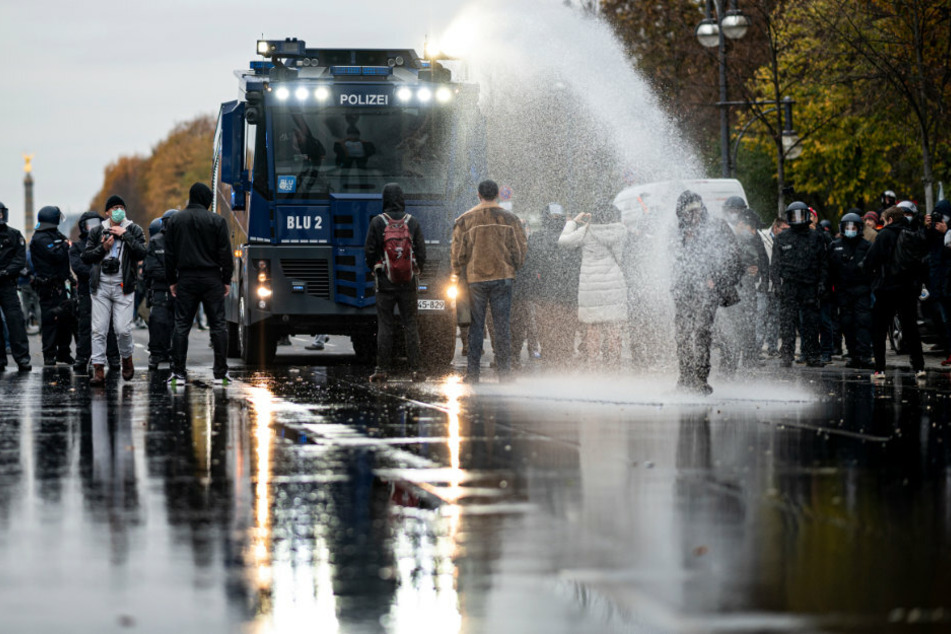 Die Polizei drängen die Teilnehmer der Demonstration gegen die Corona-Einschränkungen mit Wasserwerfern zurück.