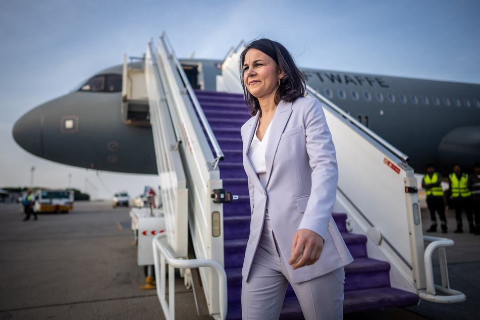 Außenministerin Annalena Baerbock (43, Grüne) fliegt nach ihrer Afrika-Reise weiter in den Nahen Osten.