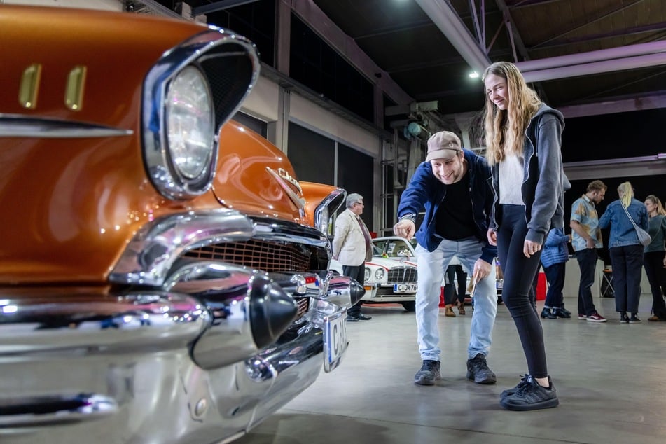 Janina (21) und Joshi (25) überlegen, ob sie mit einem Oldtimer zum Standesamt fahren.
