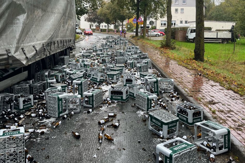 Bier-Trümmerfeld und Vollsperrung: Lkw verliert 80 Kisten voller Veltins