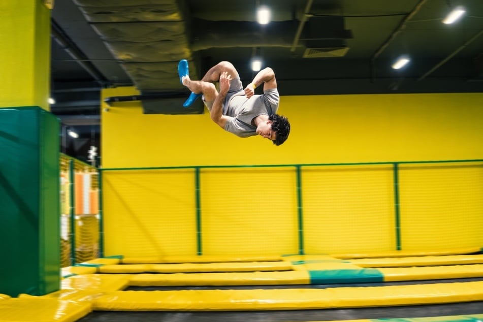 Um die Kleinen an Regentagen auszupowern, eignen sich Spiel- und Trampolinhallen in Chemnitz. (Symbolbild)