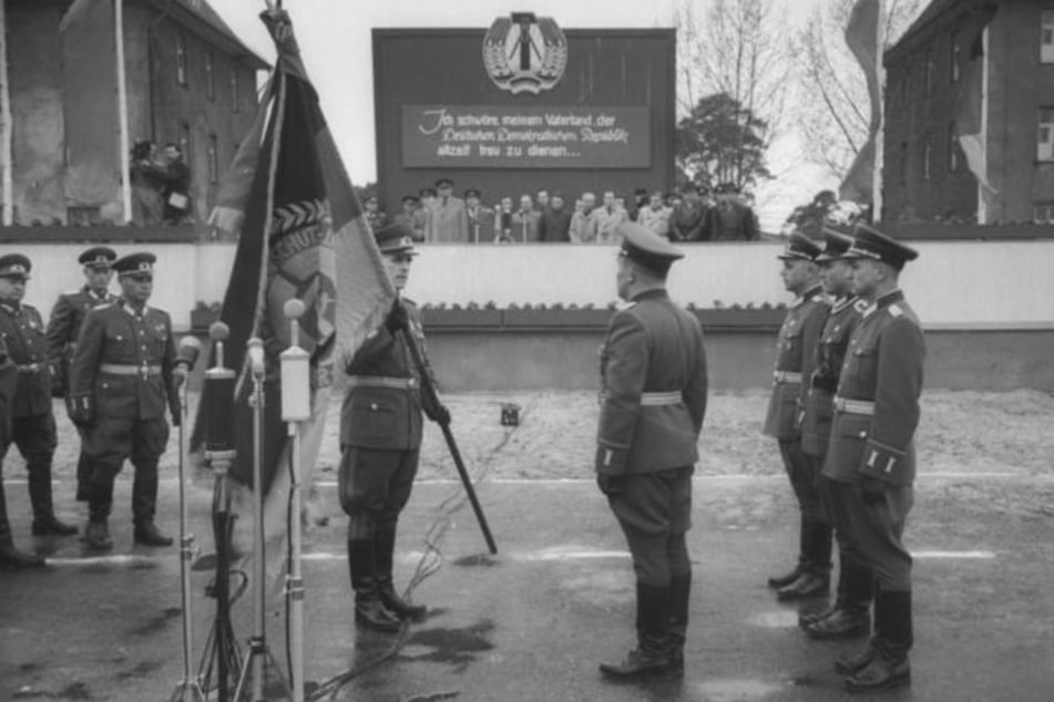 Vereidigung erster NVA-Einheiten im April 1956.