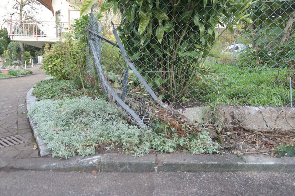 Bevor der 58-Jährige in das Haus eindrang, rammte er mit seinem Auto einen Gartenzaun und einen Blumenkübel.