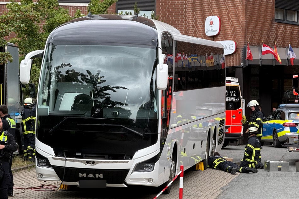 Eine Person wurde am Sonntagmittag in Hamburg unter einem Reisebus eingeklemmt.