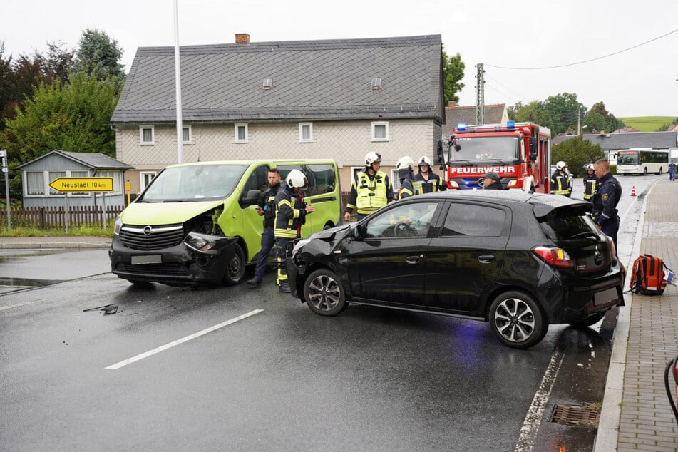 Beide Fahrzeuge wurden erheblich beschädigt.