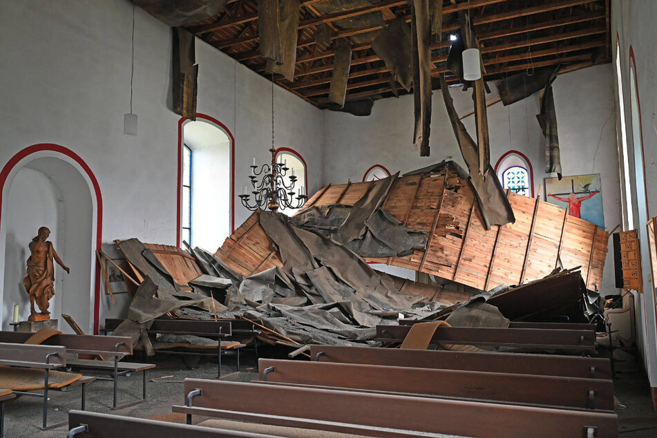 Das Dach hat den Altar und einige Kirchenbänke unter sich begraben.