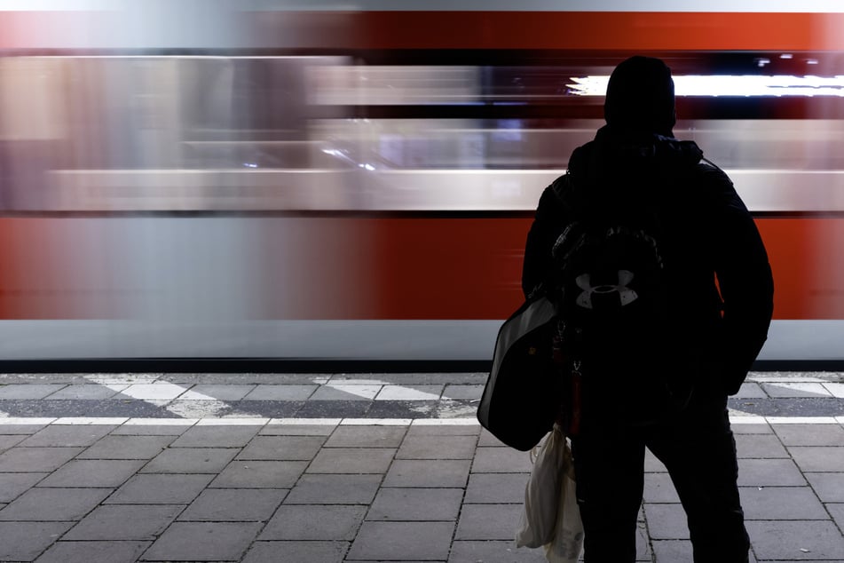 Aufregung in der S-Bahn: Mann "streichelt" sich selbst und beobachtet Reisende