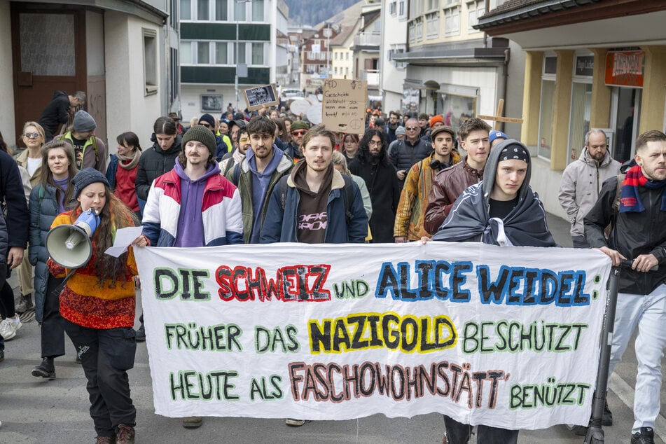 In der Gemeinde "Einsiedeln" wurde am Samstagnachmittag gegen rechts demonstriert.