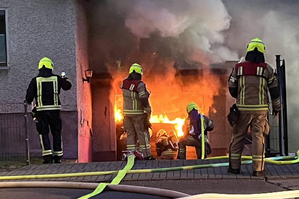 Berlin: Feuerwehreinsatz in Biesdorf: Garage steht in Flammen