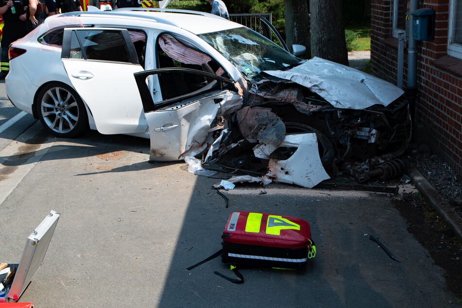 Der Mazda erlitt durch den Unfall einen Totalschaden und musste abgeschleppt werden.