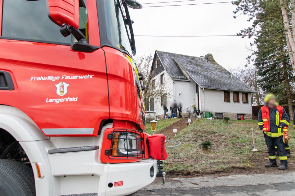 Feuerwehreinsatz im Vogtland: Ein Verletzter bei Brand in Einfamilienhaus