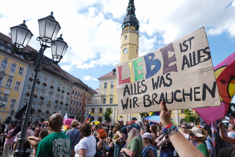 Bereits im vergangenen Jahr setzten zahlreiche Menschen beim CSD in Bautzen ein sichtbares Zeichen für Vielfalt.