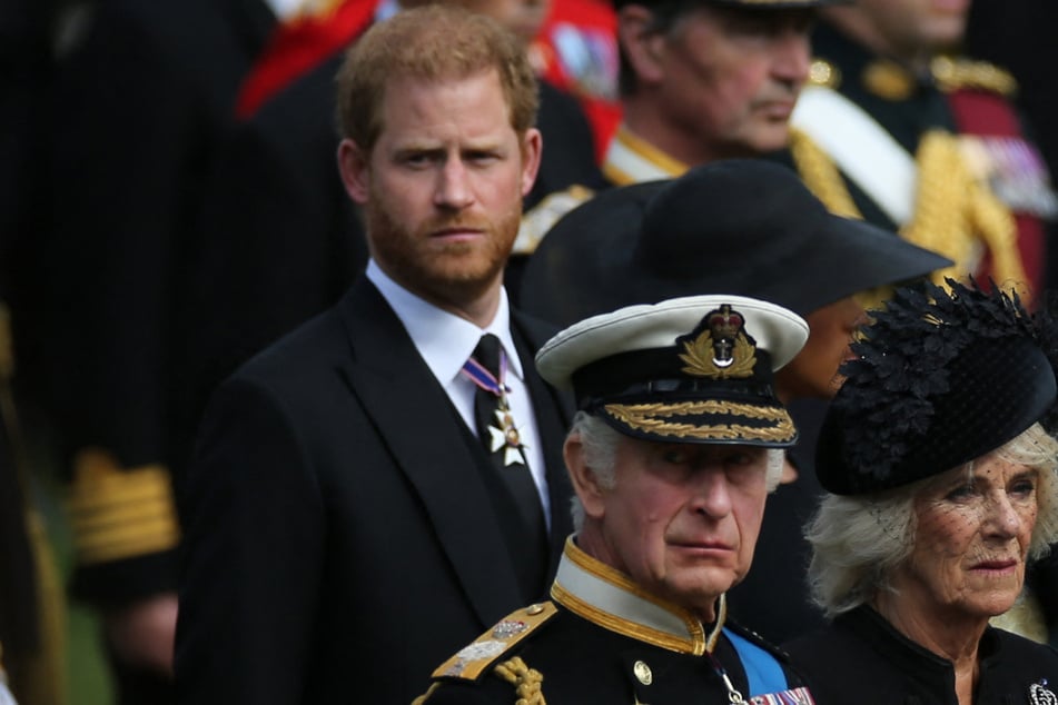 El príncipe Harry (40 años, masculino), su padre el rey Carlos (76) y Camila (78) llevan más de cinco años en conflicto.