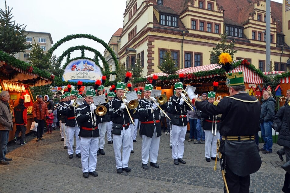Am Samstag tritt die Erzgebirgische Bergparade auf dem Leipziger Weihnachtsmarkt auf und marschiert durch die Innenstadt.