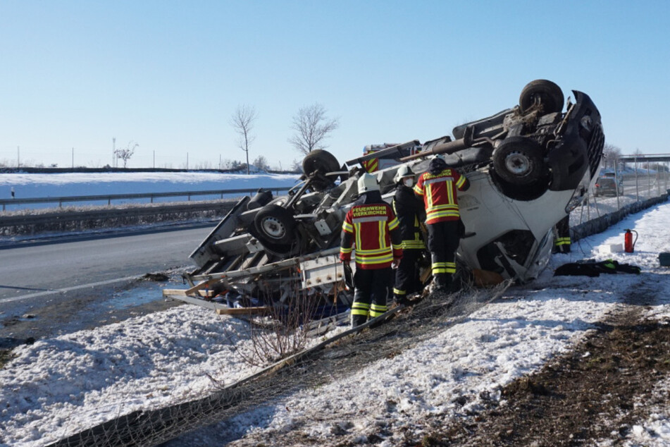 Schwerer Unfall auf der A4: Transporter überschlägt sich