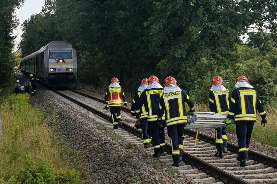 Feuerwehreinsatz auf den Gleisen: Zugstrecke zwischen Leipzig und Bad Lausick dicht