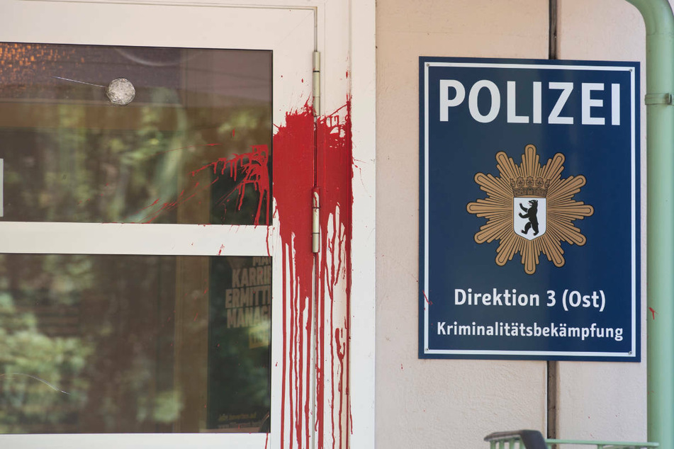 In Berlin-Plänterwald wurde eine Polizeiwache angegriffen.