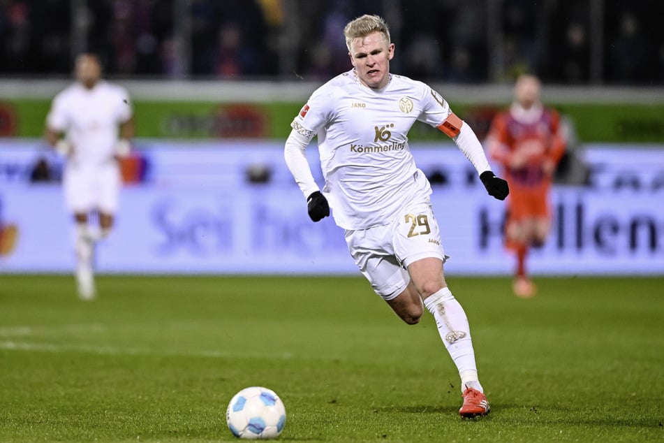 Gerne würde Eintracht Frankfurt Nationalspieler Jonathan Burkardt vom Liga-Konkurrenten verpflichten. Ein Transfer scheint aber immer unwahrscheinlicher.