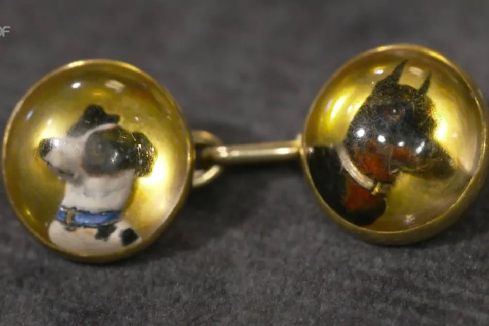 Die niedlichen Hundemotive auf den Objekten sorgen bei allen Beteiligten für große Verzückung.